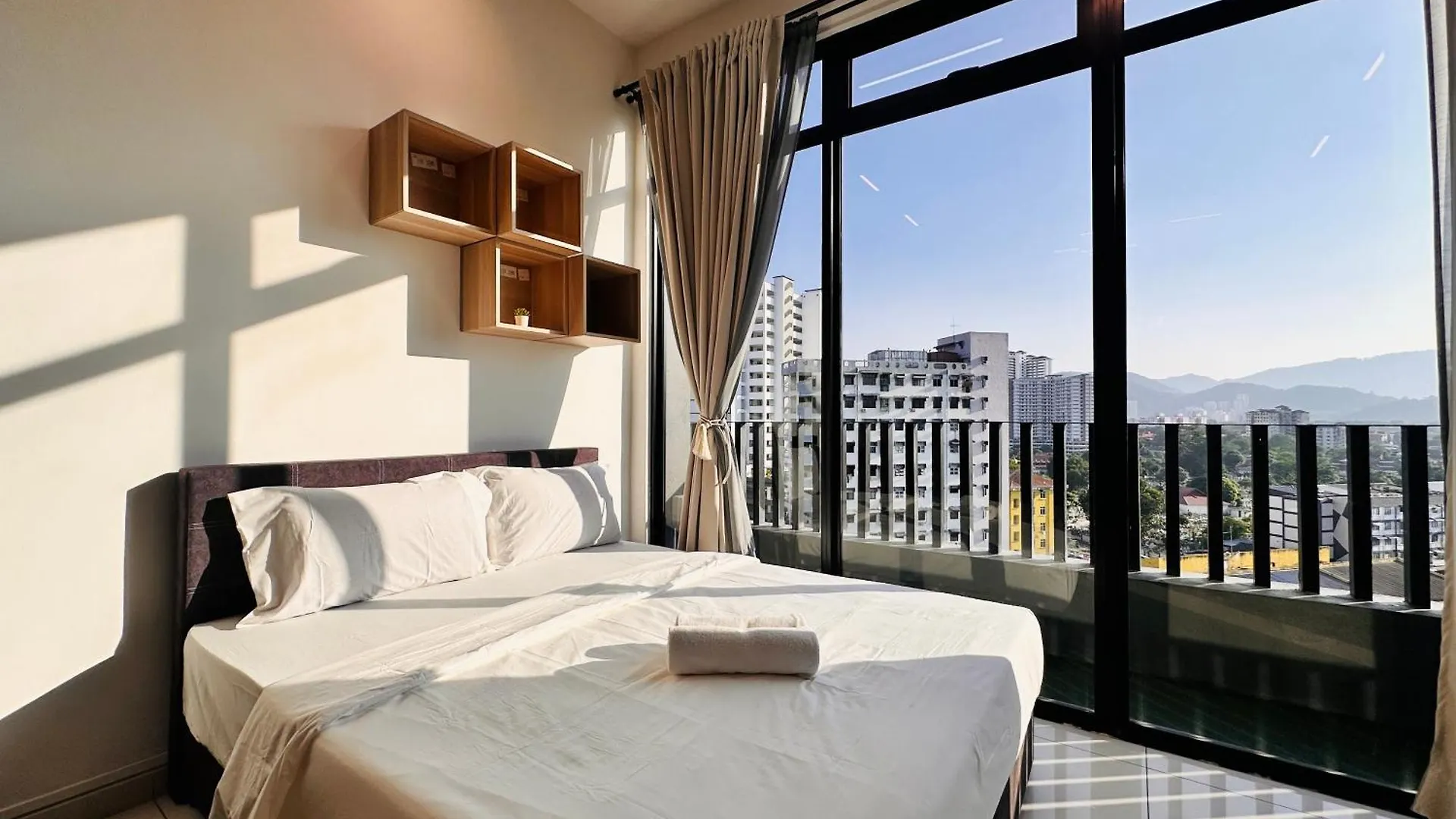 New Georgetown Instagramable 2Br Homestay For 10Pax 无敌美景两房民宿 Beacon Executive Suite 马来西亚